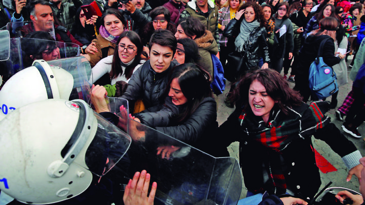 Cárcel, la amenaza  que pende sobre las feministas turcas