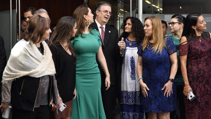 Marcelo Ebrard y senadoras. Quédate con quien te vea...