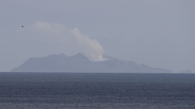 Pocas esperanzas de rescatar a turistas tras explosión del volcán en White Island, Nueva Zelanda
