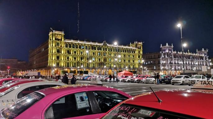 Taxistas protestan contra Uber, Cabify y Didi en el Zócalo