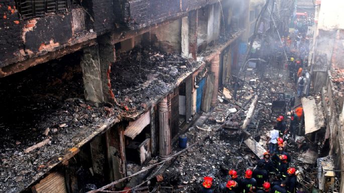 Al menos 80 personas mueren durante incendio en Bangladesh