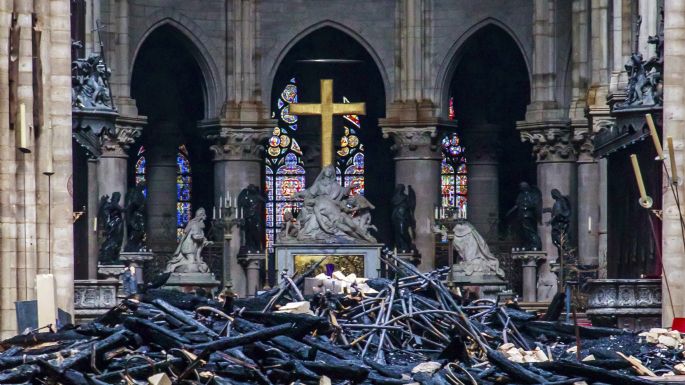 Macron promete reconstruir Notre Dame en cinco años; recaudan 700 mde