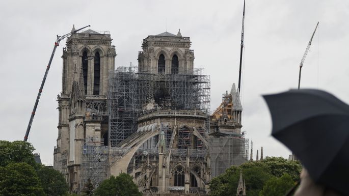 Primera alerta de fuego en Notre Dame falló por un error humano, según prensa gala