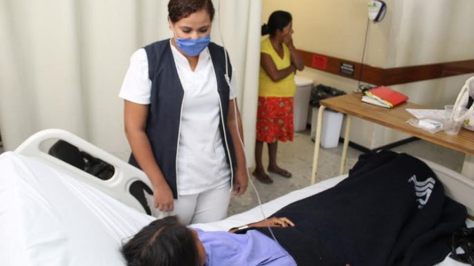 Exhiben parto de mujer en sala de espera de Hospital de Tecomán, Colima