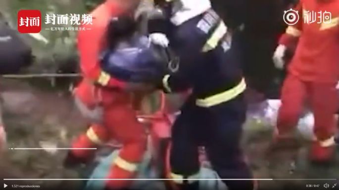 Caen 14 personas de un tobogán en China; dos fallecieron (Video)