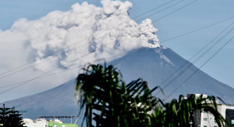 El volcán Popocatépetl lanza fumarola de 5 km