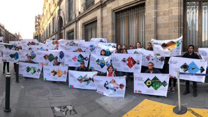 Académicos del Cinvestav protestan frente a Palacio Nacional por recortes