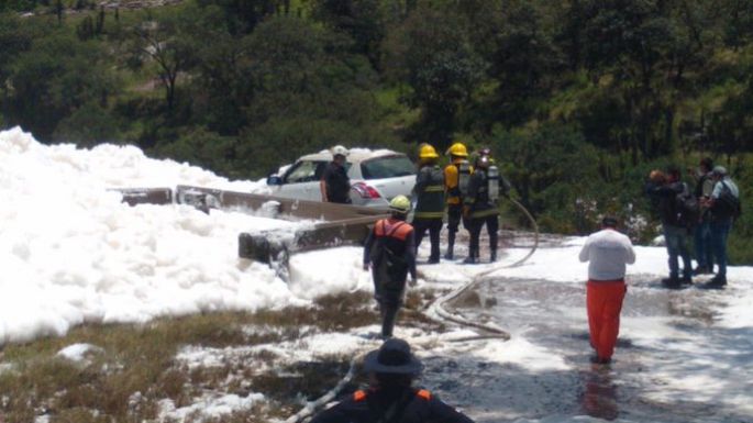 Hombre intenta posar para foto y desaparece en espuma contaminada en Valsequillo