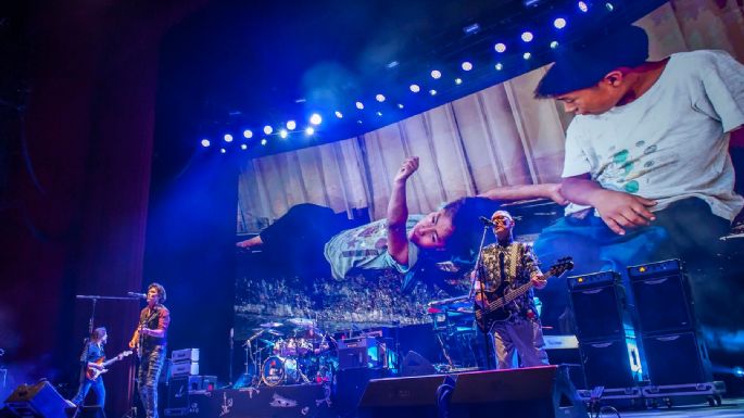 Caifanes dedican concierto a los estudiantes de Ayotzinapa