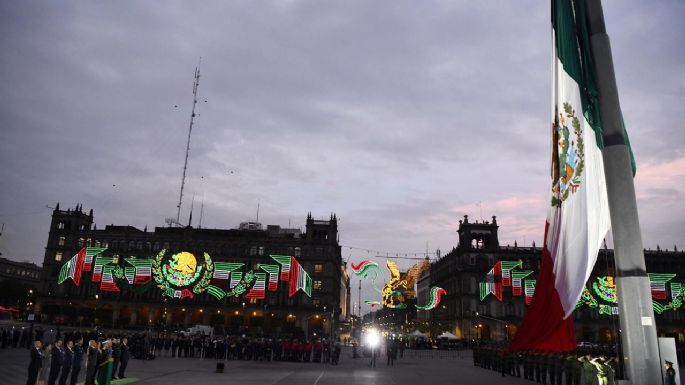 AMLO iza bandera a media asta en memoria de víctimas de los sismos del 19S