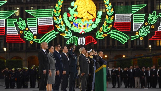 AMLO iza bandera a media asta en memoria de víctimas de los sismos del 19S