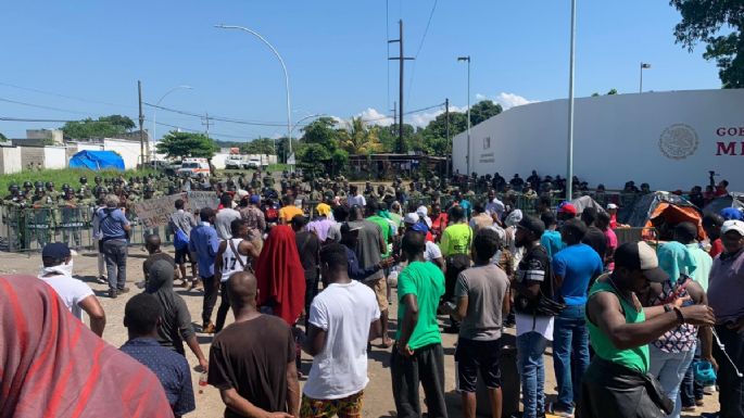 Migrantes africanos se enfrentan nuevamente contra la GN y policías en Tapachula