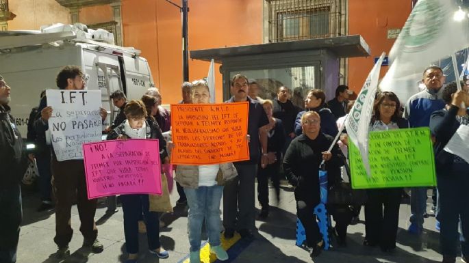 Telefonistas protestan afuera de Palacio Nacional; AMLO promete mediación con el IFT