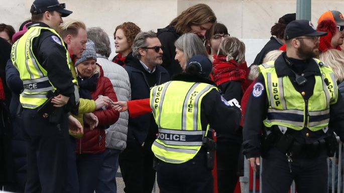 Detienen al actor Joaquin Phoenix en protesta ambiental (Video)