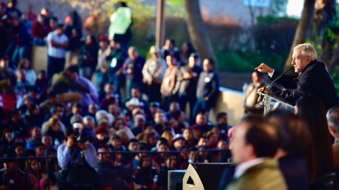 AMLO festeja el primer año de Jóvenes Construyendo el Futuro… en una planta de Alberto Baillères