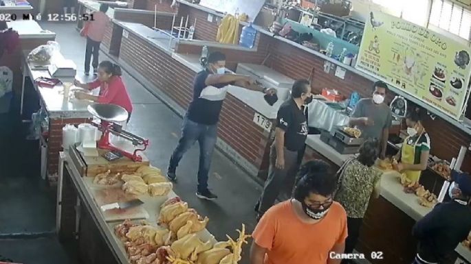 Captan en video un asalto violento dentro de un mercado de Oaxaca