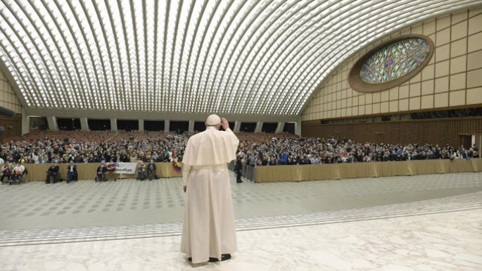 El Papa se disculpa por no saludar de cerca ante el "peligro de contagio"
