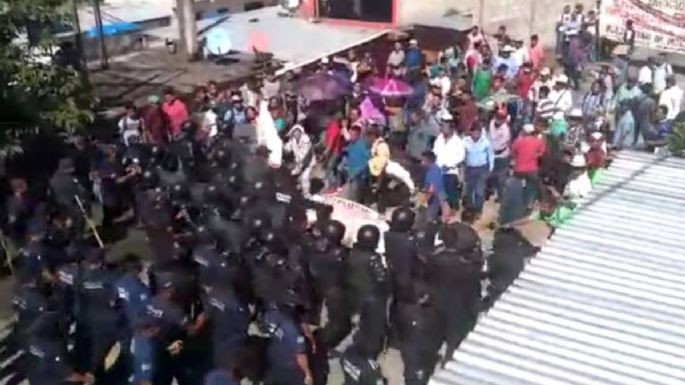 Chiapas: a golpe de tolete, desalojan a opositores a cuartel de la GN en Chilón