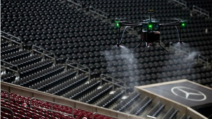 Soluciones para desinfectar los estadios: drones y robots que usan luz ultravioleta