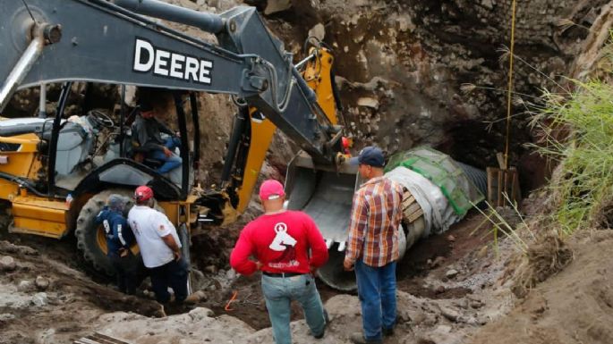 Trabajador lleva 4 días atrapado en una noria derrumbada en Colima