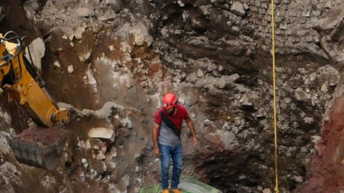 Trabajador lleva 4 días atrapado en una noria derrumbada en Colima