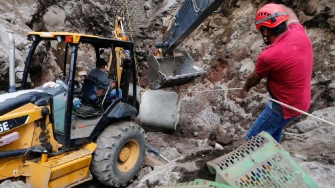 Trabajador lleva 4 días atrapado en una noria derrumbada en Colima