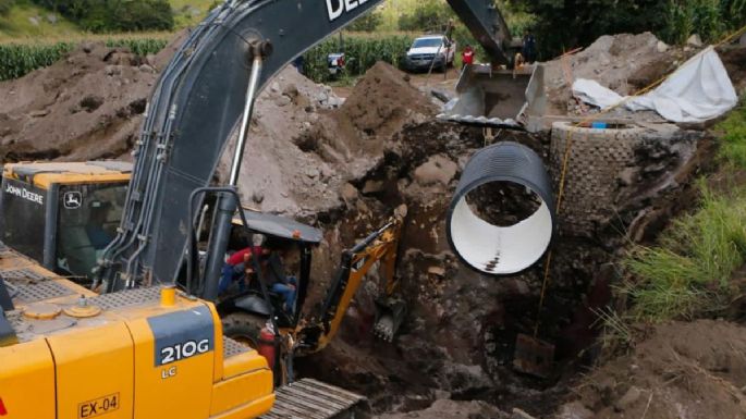 Trabajador lleva 4 días atrapado en una noria derrumbada en Colima