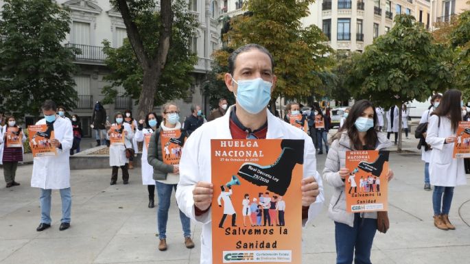 Médicos de España inician una huelga en pleno repunte de covid