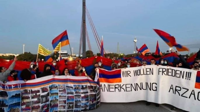 Pompeo pide a Armenia y Azerbaiyán que respeten el alto al fuego