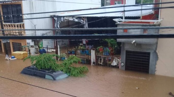 Tabasco "se ahoga" por torrenciales lluvias y avizoran complicado fin de semana