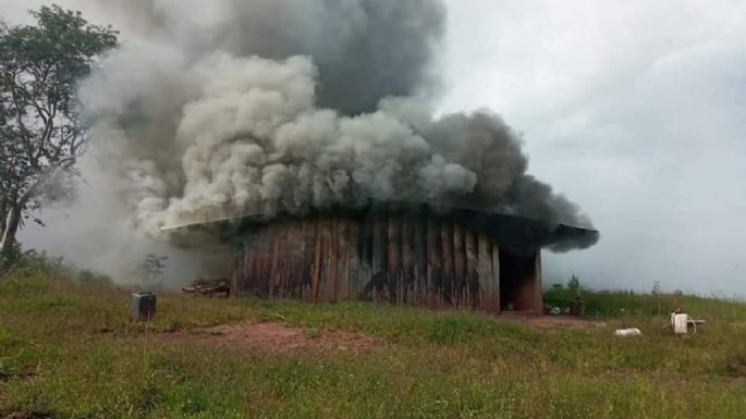 Grupo armado incendia al menos 10 casas en sierra de Guerrero