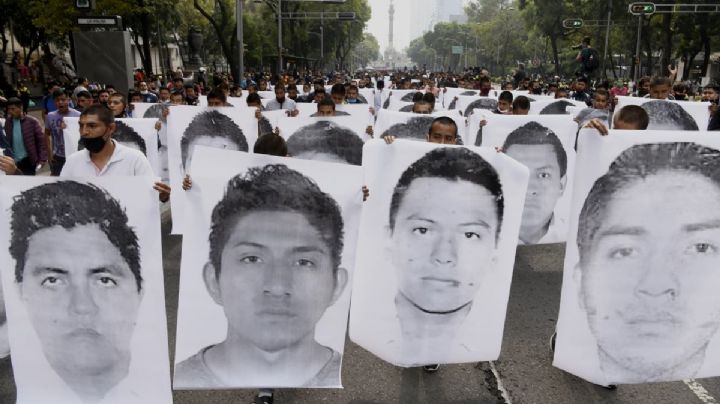 A 10 años de Ayotzinapa, académicos y activistas exigieron a Sheinbaum justicia