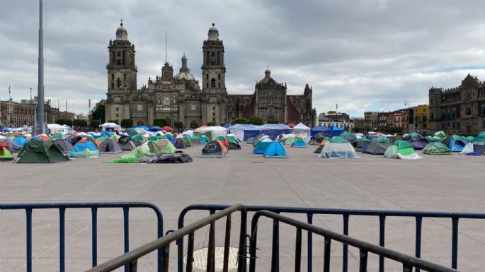 Al grito de "fuera Frena", simpatizantes de AMLO intentaron retirar casas de campaña del Zócalo