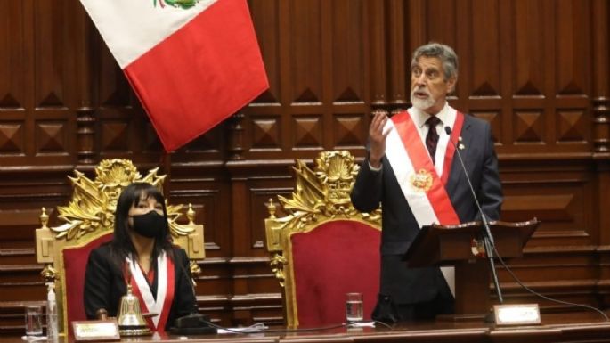 Francisco Sagasti asume como presidente de Perú; recuerda a muertos en protestas