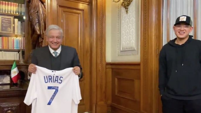 López Obrador recibe en Palacio Nacional a Julio Urías