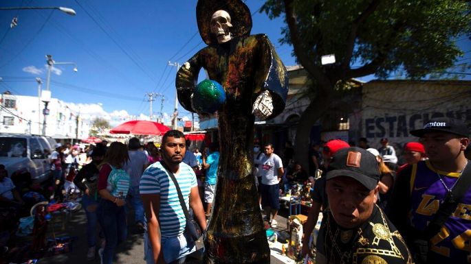 Sin miedo al covid-19, rinden culto a la Santa Muerte