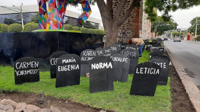 En protesta por crímenes de mujeres, colocan lápidas en los Arcos de Querétaro