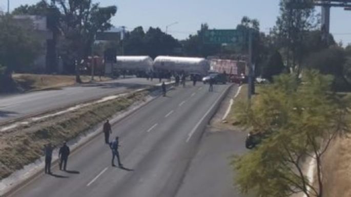 Con bloqueos, estudiantes exigen liberación de 54 compañeros en Michoacán