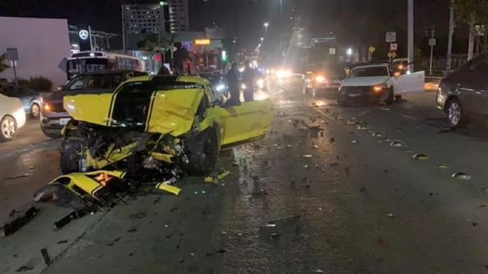 Conductor huye tras chocar dos vehículos y destrozar su Mustang en Puebla