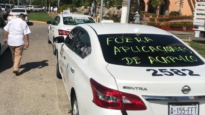 Taxistas amenazan con quemar unidades de Uber, Didi y Globy en Acapulco