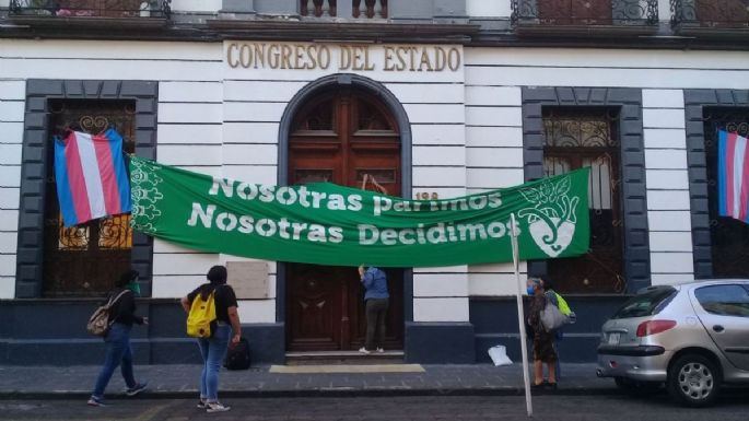 Feministas toman instalaciones del Congreso de Puebla y radio BUAP