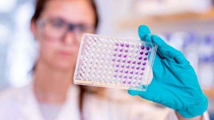 AstraZeneca y Oxford reconocen error que genera dudas sobre resultados de su vacuna