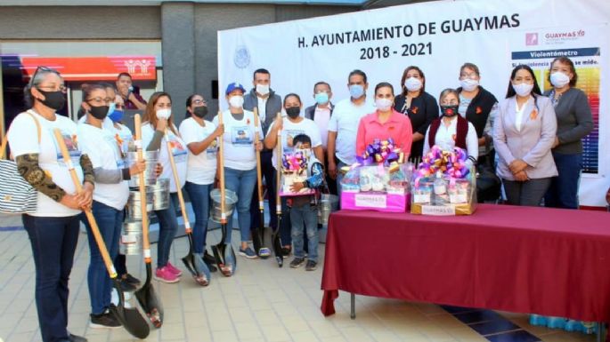 Sonora: Guaymas regala palas y cubetas a mujeres para que busquen a sus desaparecidos
