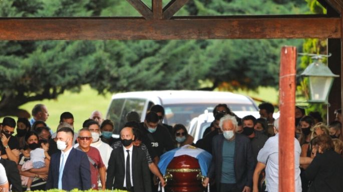 Maradona descansa en el cementerio de Bella Vista, tras el caótico velatorio de la Casa Rosada