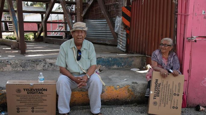 Las televisiones que regaló Peña Nieto para "Mover a México" se venden ahora en Mercado Libre