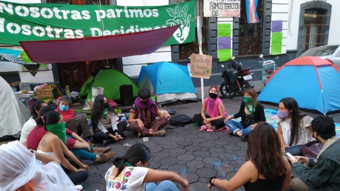 Fracasa diálogo entre diputados y feministas en Puebla; Congreso sigue tomado