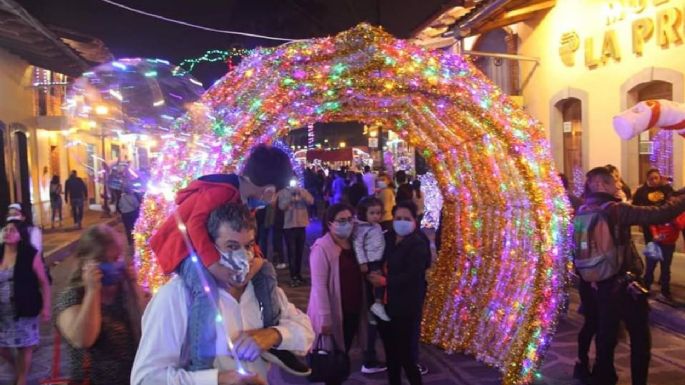 Pese al covid-19, miles asisten a festival navideño en pueblo mágico de Veracruz