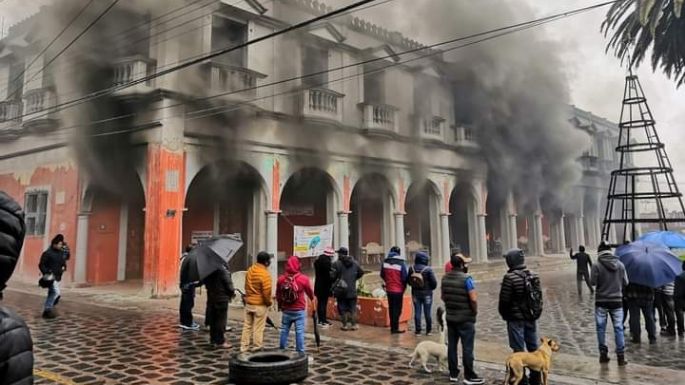 Pobladores de Chignautla queman alcaldía por supuesta privatización de agua