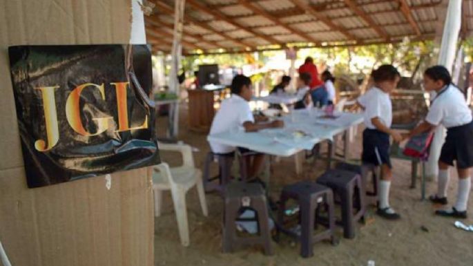 Hijos de 'El Chapo' equipan escuela en Culiacán con pantallas, computadoras, uniformes...