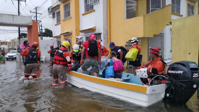Aún bajo el agua, habitantes de Tabasco reparten culpas por inundaciones